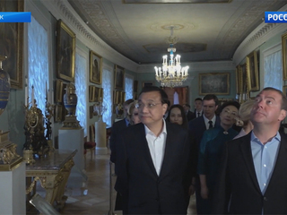 Дмитрий Медведев и Ли Кэцян посетили музей-заповедник Павловск