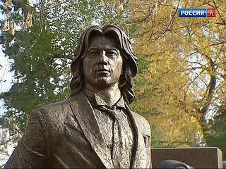 Памятник Дмитрию Хворостовскому открыли на Новодевичьем кладбище