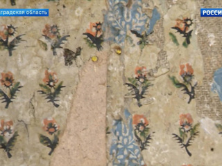 Фрагмент исторических обоев обнаружили в доме-музее Римского-Корсакова в Тихвине