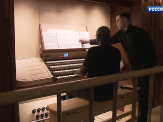 В «Зарядье» прошёл концерт британского органиста и дирижёра Уэйна Маршалла