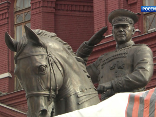 На месте памятника маршалу Жукову на Манежной площади появилась новая скульптура