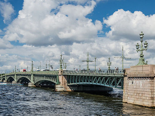Пролет разведенного Троицкого моста в Петербурге станет на одну ночь киноэкраном