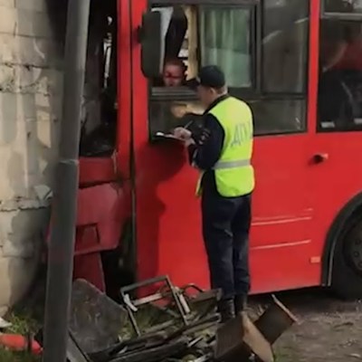 В Перми автобус въехал в стену здания строительного магазина, пострадали 33 человека В Перми автобус въехал в стену здания строительного магазина, пострадали 33 человека