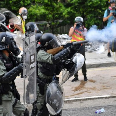 Полиция Гонконга впервые с момента начала протестов применяла водометы Полиция Гонконга впервые с момента начала протестов применяла водометы