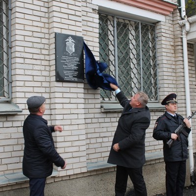 Депутат открыл под Вологдой памятную доску, посвященную самому себе Депутат открыл под Вологдой памятную доску, посвященную самому себе