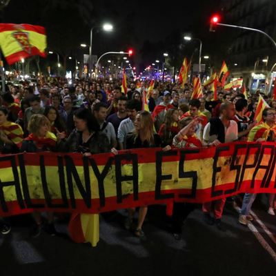 Акция протеста против карантина в Барселоне переросла в столкновения Акция протеста против карантина в Барселоне переросла в столкновения