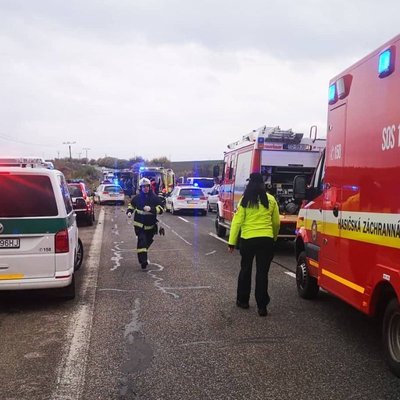 13 человек погибли, 20 пострадали при столкновении автобуса и грузовика в Словакии 13 человек погибли, 20 пострадали при столкновении автобуса и грузовика в Словакии