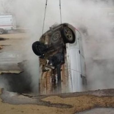 Легковой автомобиль провалился в яму с кипятком в Пензе Легковой автомобиль провалился в яму с кипятком в Пензе