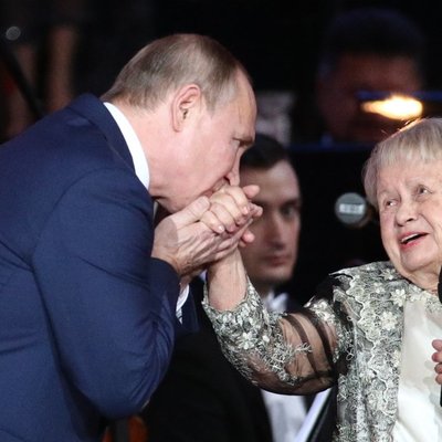 Александра Пахмутова, получая орден Андрея Первозванного, пожелала Путину мужества и энергии Александра Пахмутова, получая орден Андрея Первозванного, пожелала Путину мужества и энергии