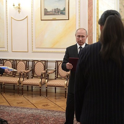 Путин вручил награды семьям сотрудников, погибших при ЧП под Северодвинском Путин вручил награды семьям сотрудников, погибших при ЧП под Северодвинском