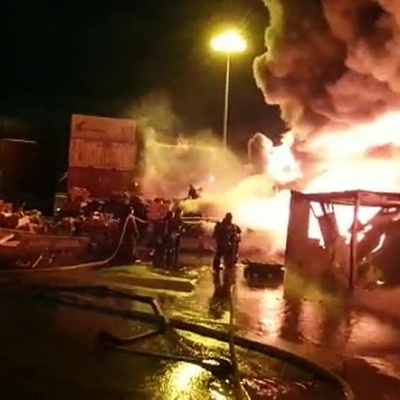 Рухнул ангар логистической компании, который горит в Петербурге Рухнул ангар логистической компании, который горит в Петербурге