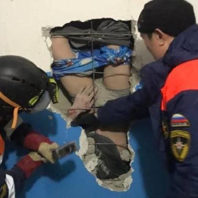 В Якутии спасатели вызволили из вентиляционной шахты мужчину В Якутии спасатели вызволили из вентиляционной шахты мужчину