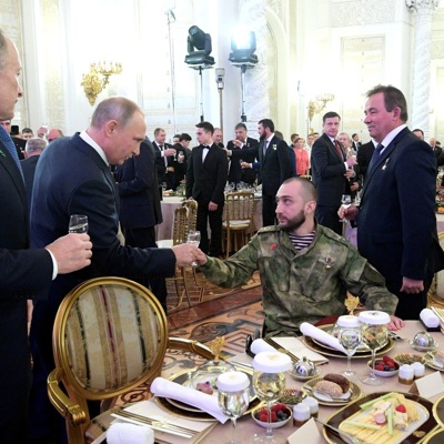 Путин на торжественном приеме по случаю Дня героев России поднял тост за страну и ее героев Путин на торжественном приеме по случаю Дня героев России поднял тост за страну и ее героев