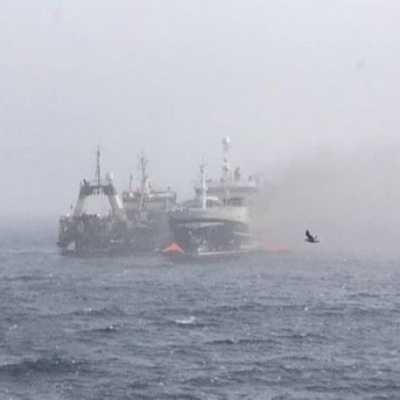 Взрыв произошел на горящем в Охотском море траулере Взрыв произошел на горящем в Охотском море траулере