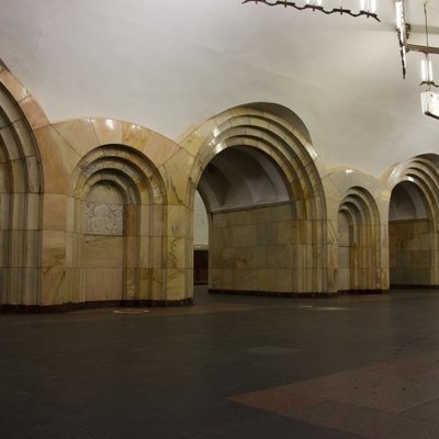 Почти на двух десятках станций Московского метро установят новогодние елки