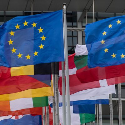 ЕС ослабит ограничения на поездки для своих граждан, вакцинированных от COVID-19 ЕС ослабит ограничения на поездки для своих граждан, вакцинированных от COVID-19