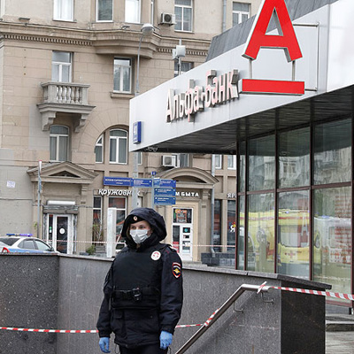 Захватившему заложников в банке в центре Москвы предъявили обвинения Захватившему заложников в банке в центре Москвы предъявили обвинения