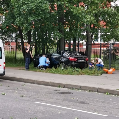 4 человека пострадали в Петербурге при падении дерева на машины из-за сильного ветра 4 человека пострадали в Петербурге при падении дерева на машины из-за сильного ветра
