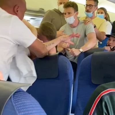 Пассажиры самолета подрались из-за маски во время полета на Ибицу Пассажиры самолета подрались из-за маски во время полета на Ибицу