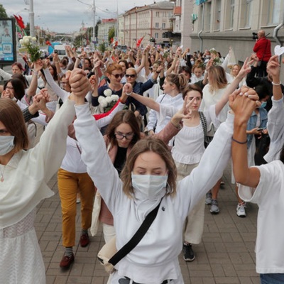 В Минске силовики опустили щиты в знак солидарности с демонстрантами В Минске силовики опустили щиты в знак солидарности с демонстрантами