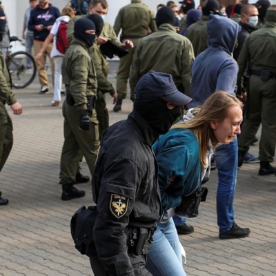 В центр Минска выдвинулись спецтехника, автозаки и армейские грузовики В центр Минска выдвинулись спецтехника, автозаки и армейские грузовики