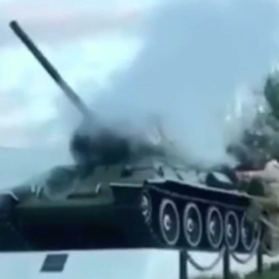 Стоящий на постаменте танк Т-34 задымился в одном из поселков Нижегородской области Стоящий на постаменте танк Т-34 задымился в одном из поселков Нижегородской области