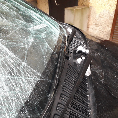 Петербургские автомобилисты жалуются на побитые глыбами льда машины Петербургские автомобилисты жалуются на побитые глыбами льда машины
