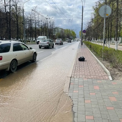 Повреждение трубопровода в центре Томска привело к утечке горячей воды Повреждение трубопровода в центре Томска привело к утечке горячей воды