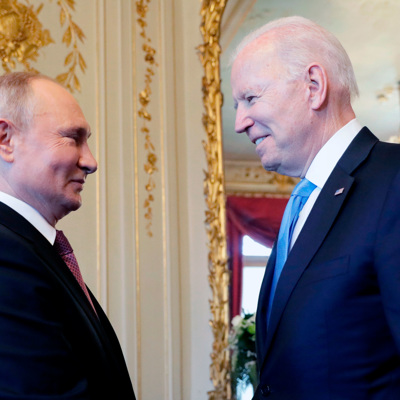 Путин и Байден проводят переговоры в узком составе в библиотеке женевской виллы Ла-Гранж Путин и Байден проводят переговоры в узком составе в библиотеке женевской виллы Ла-Гранж