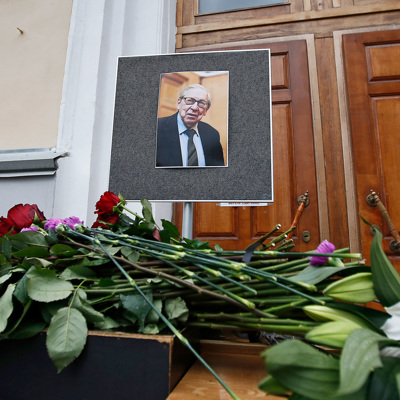 Москвичи несут цветы к зданию журфака МГУ, чтобы почтить память Засурского Москвичи несут цветы к зданию журфака МГУ, чтобы почтить память Засурского