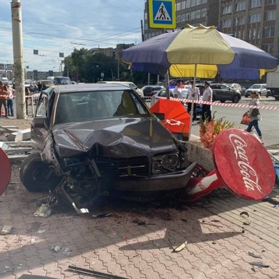 В Калининграде водитель Mercedes въехал в мини-рынок, погибла женщина В Калининграде водитель Mercedes въехал в мини-рынок, погибла женщина
