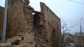 В Дербенте из-за сильных проливных дождей рухнула часть крепости