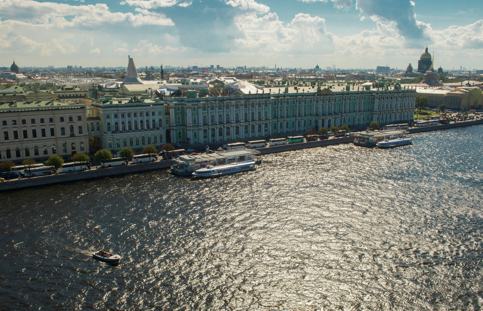 Панорама Дворцовой набережной в Санкт-Петербурге