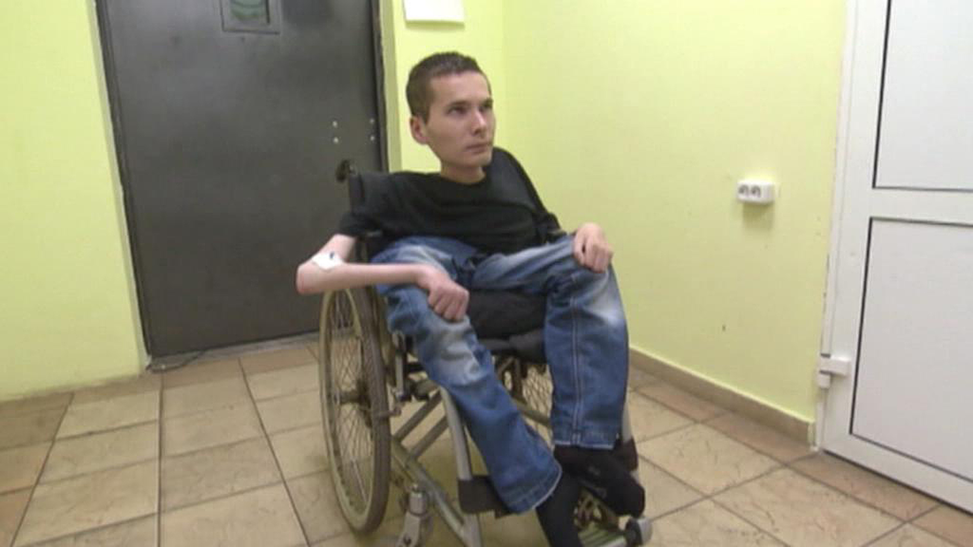 Инвалид 11 группы. Инвалид. Инвалид колясочник. Парень инвалид. Инвалид колясочник без ног.
