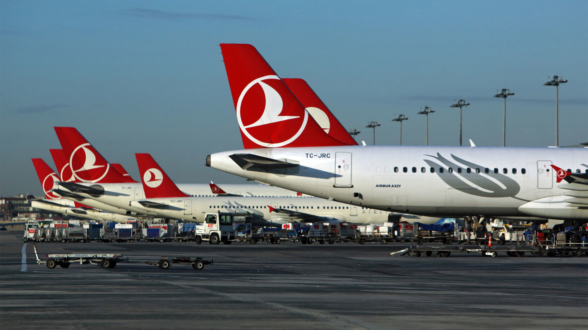 Самолет рейса стамбул. Turkish Airlines Анталия. Туркиш Эйрлайнс Москва Анталия. Туркиш Эйрлайнс Тбилиси. Лайнеры турецких авиалиний.