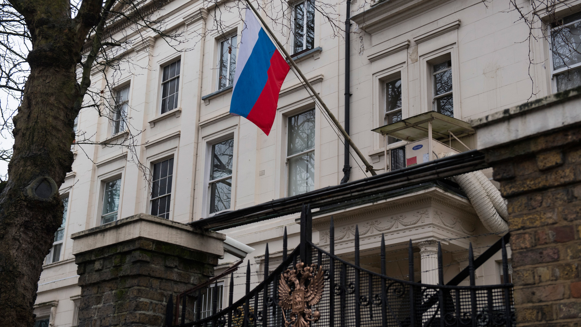 Посольство в лондоне. Русское посольство в Британии. Российское посольство в Англии. Посольство России в Лондоне. Здание посольство РФ В Лондоне.