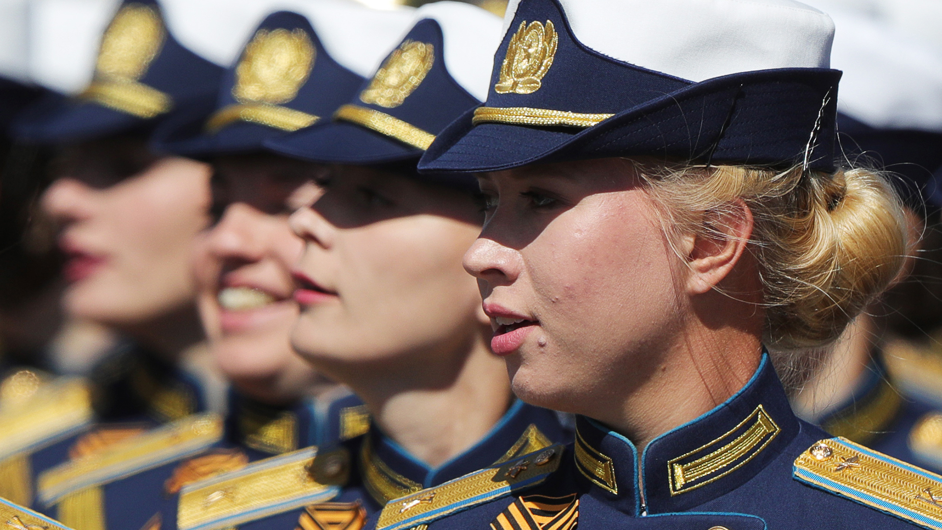 Russian female. Девушки военные на параде. Женщины на параде Победы. Военные женщины парад Победы. Курсантки на параде.