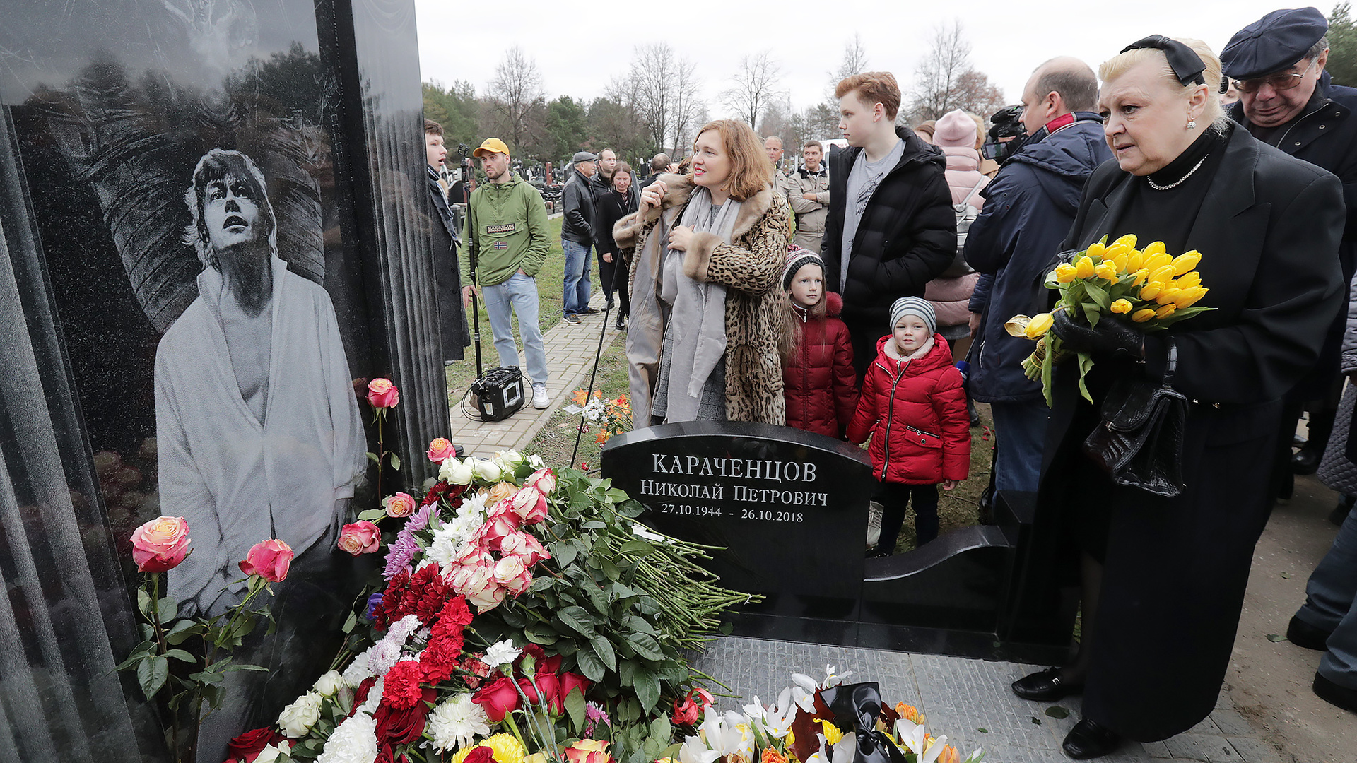 Памятник Караченцову на Троекуровском кладбище