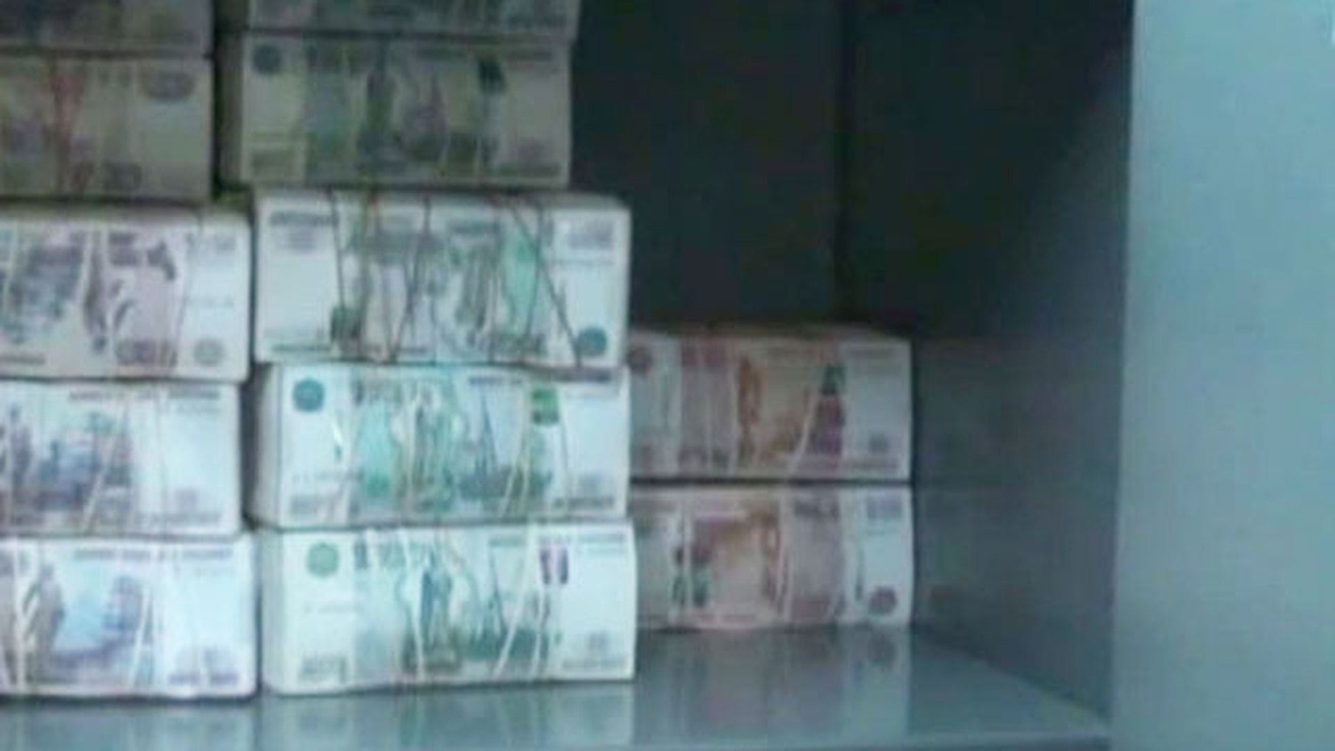 Деньги в сейфе рубли