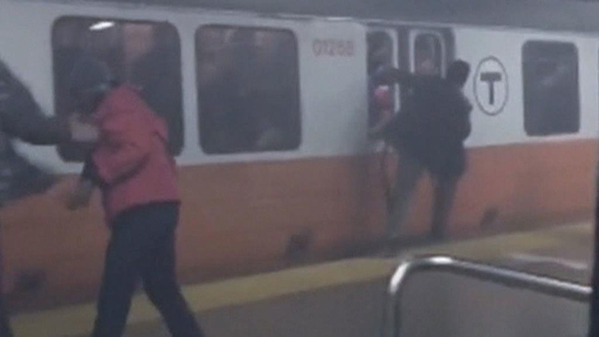 Пассажиры метро через окно
