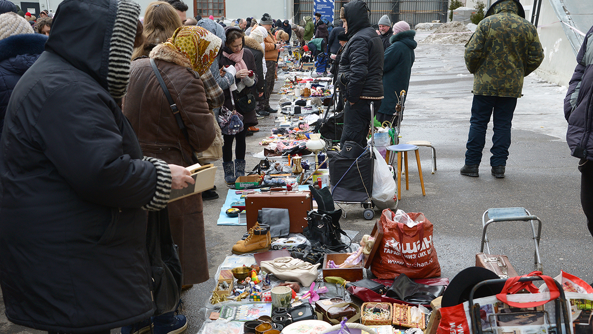 Барахолки москва и московская. Блошиный рынок Дмитровское шоссе. Блошиный рынок площадь Ильича. Блошиный рынок в Торжке. Блошиный рынок в Новосибирске Березовая роща.