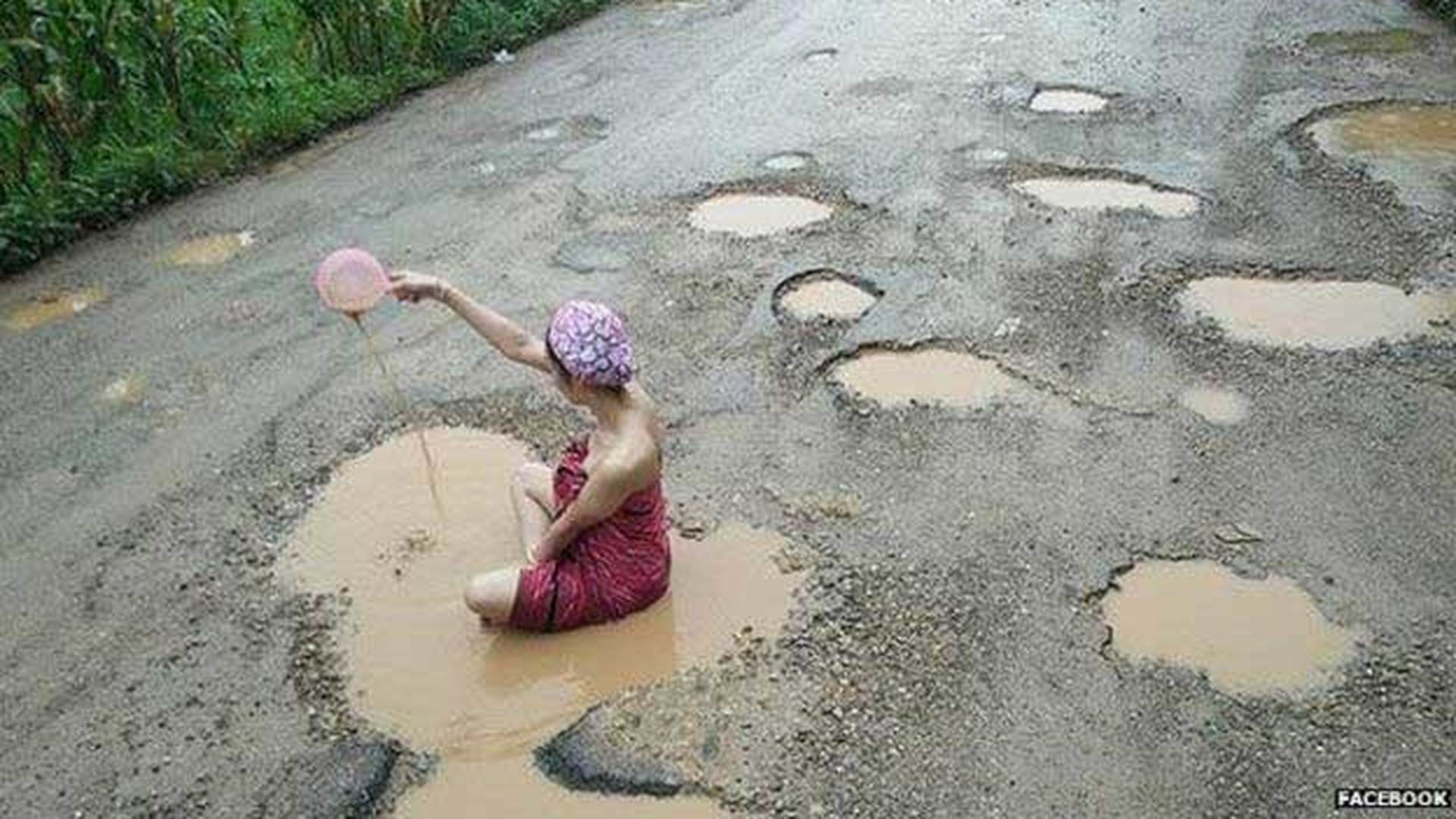 Села в лужу фразеологизм. Девочка в луже.