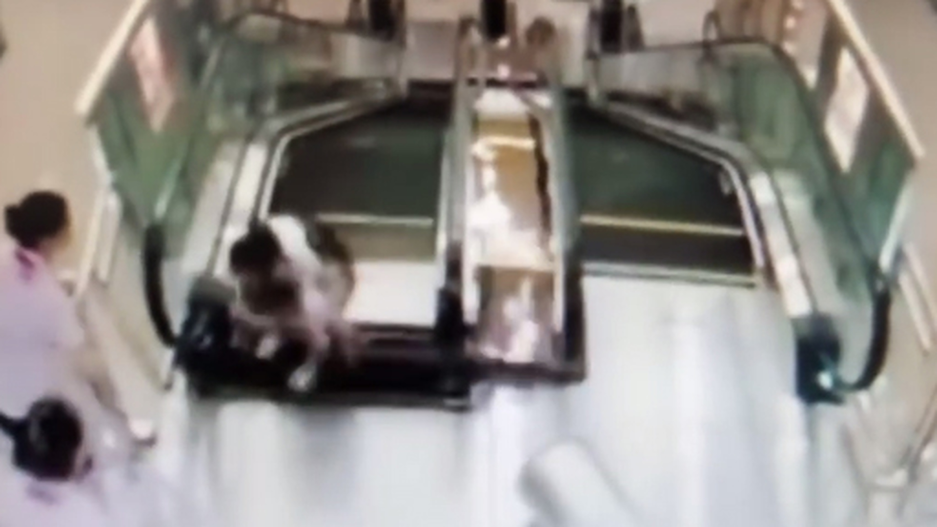 Женщину затянуло в эскалатор. Китайский эскалатор. Женщину зажевало в эскалатор. Женщину зажевало в эскалатор. Девушку зажевало эскалатором.