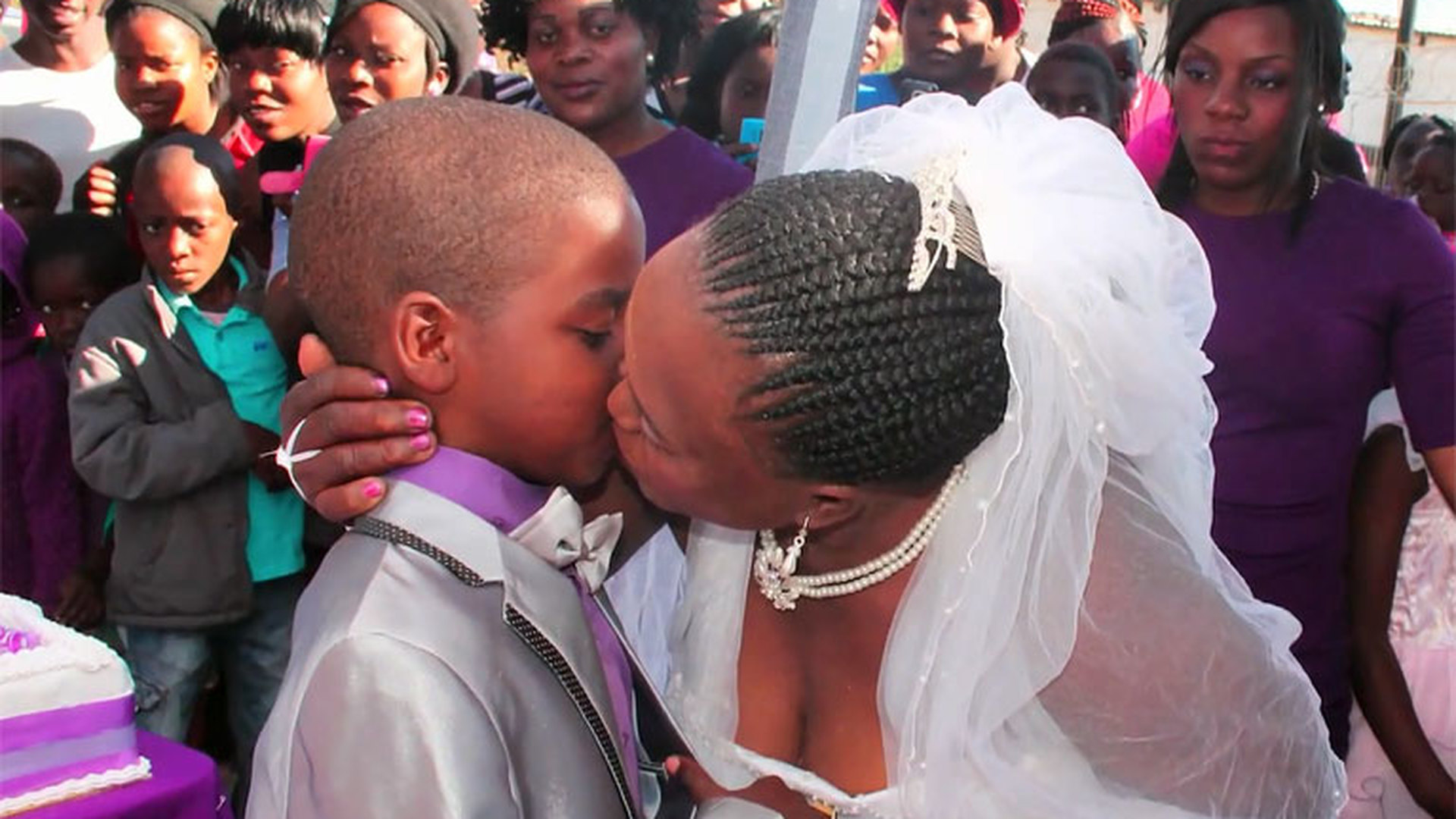 Женился на мулатке. Санеле Масилела и Хелен Шабангу. Невеста в Африке. Свадьба женщины и мальчика. Брак дети.