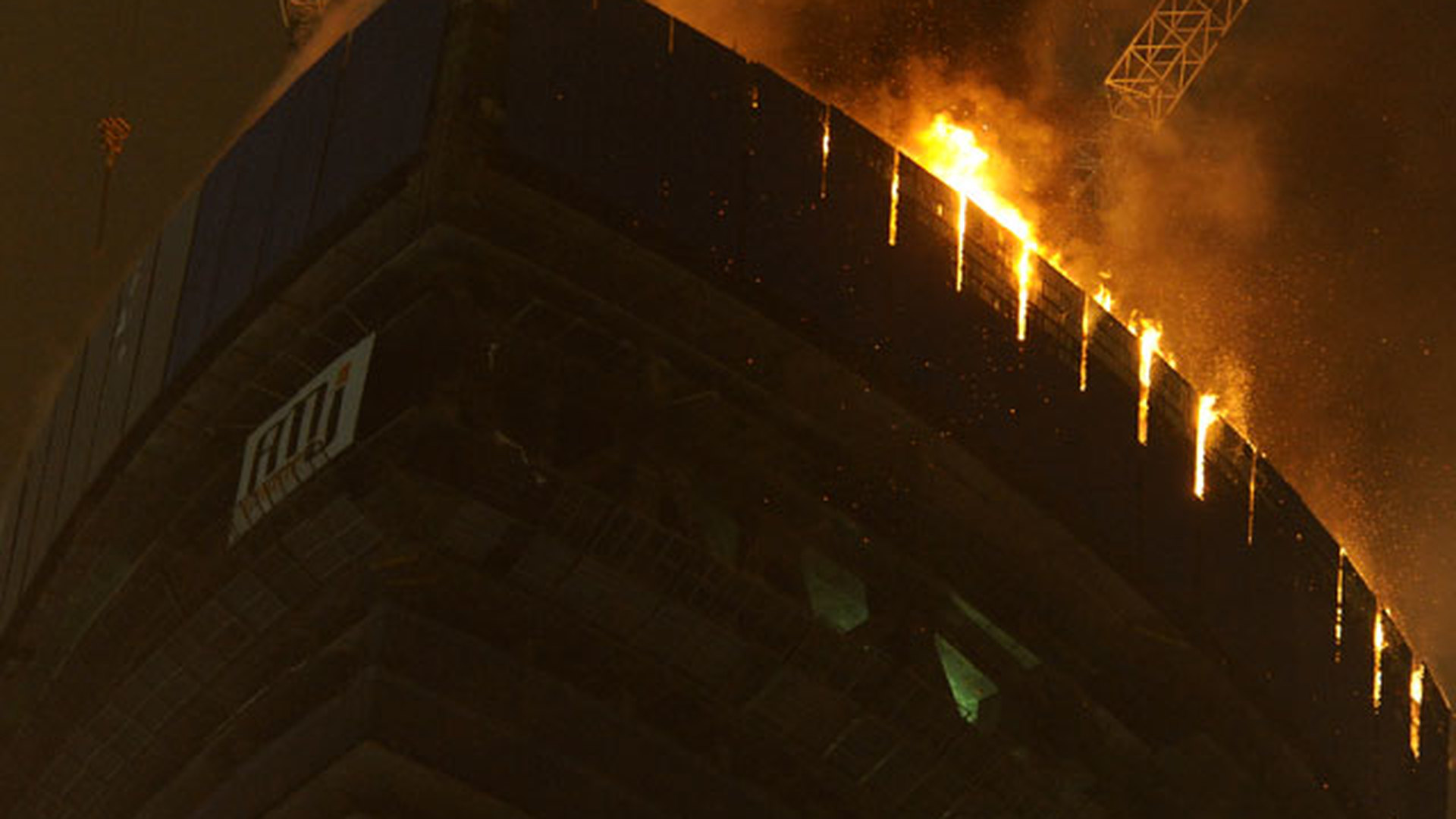 Пожар башни. Пожар в Москва Сити 2 апреля 2012. Пожар в Москоу Сити. Горит башня. Башня Восток пожар.