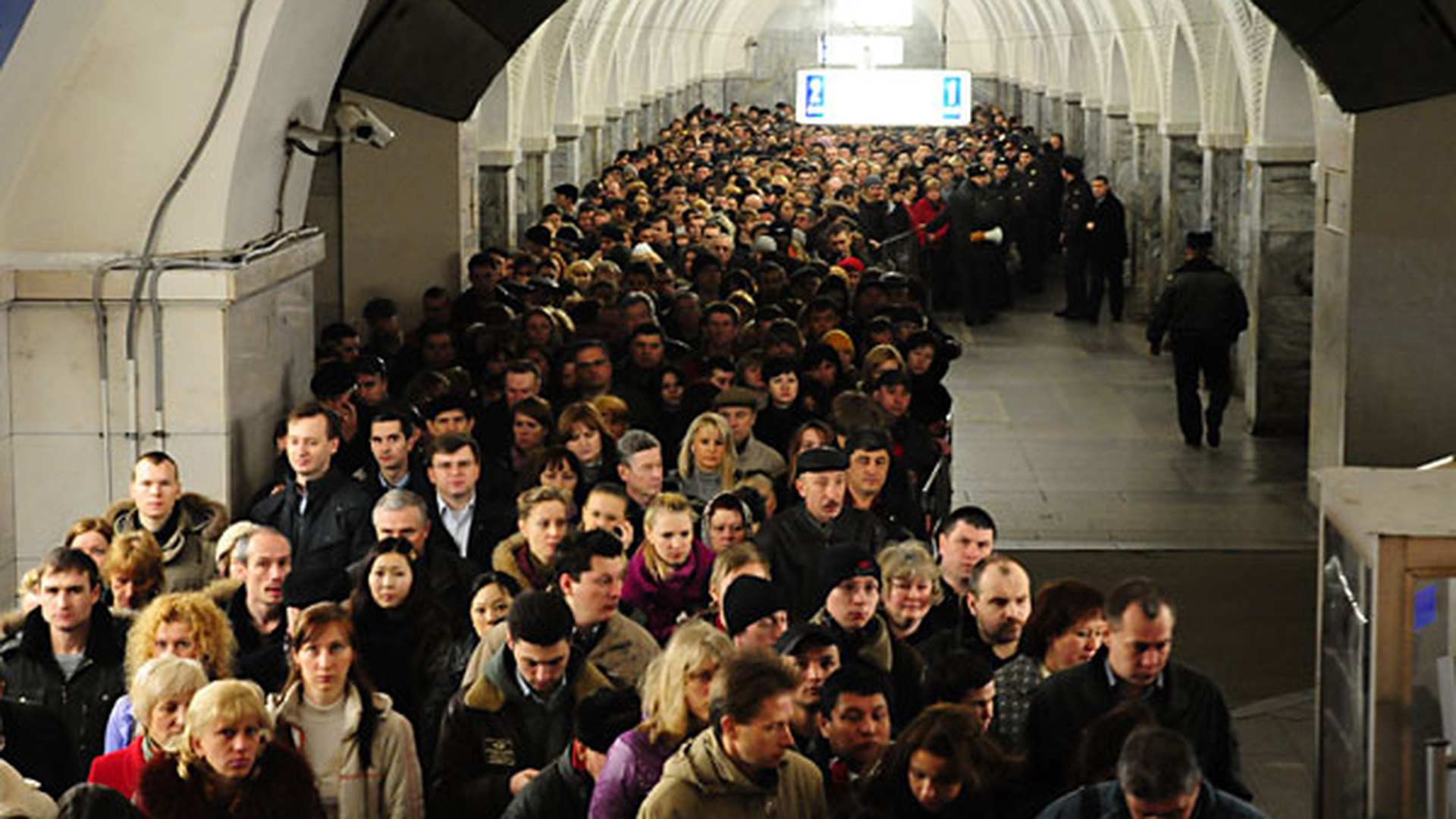 Москва много народу. Теракт парк культуры 2010. Теракт в метро парк культуры. Взрыв в метро в Москве Лубянка. Толпа людей в метро.