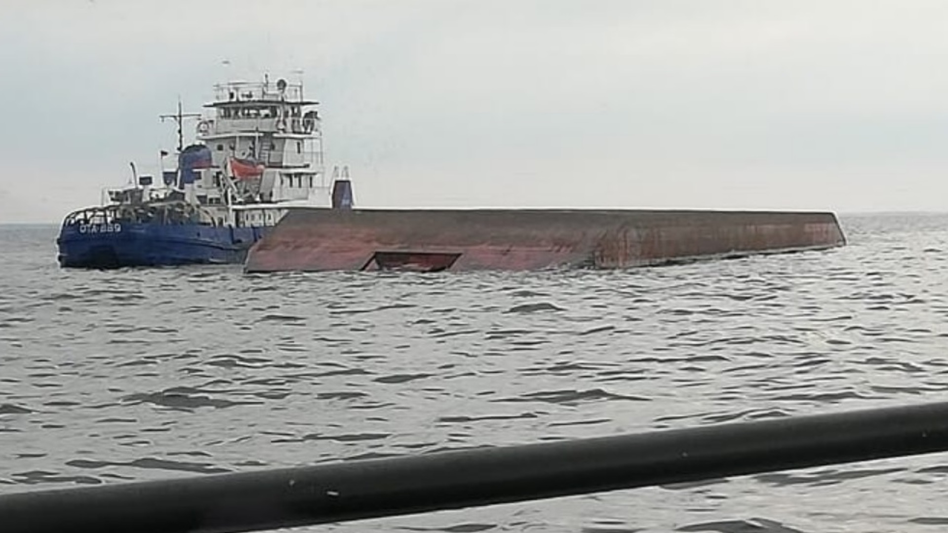 Речное нападение. Затонувшая баржа в Рыбинском водохранилище. Рыбинское водохранилище затонула баржа. 28 Августа 2020 года, в Рыбинском водохранилище затонула баржа. Шторм на Рыбинском водохранилище.