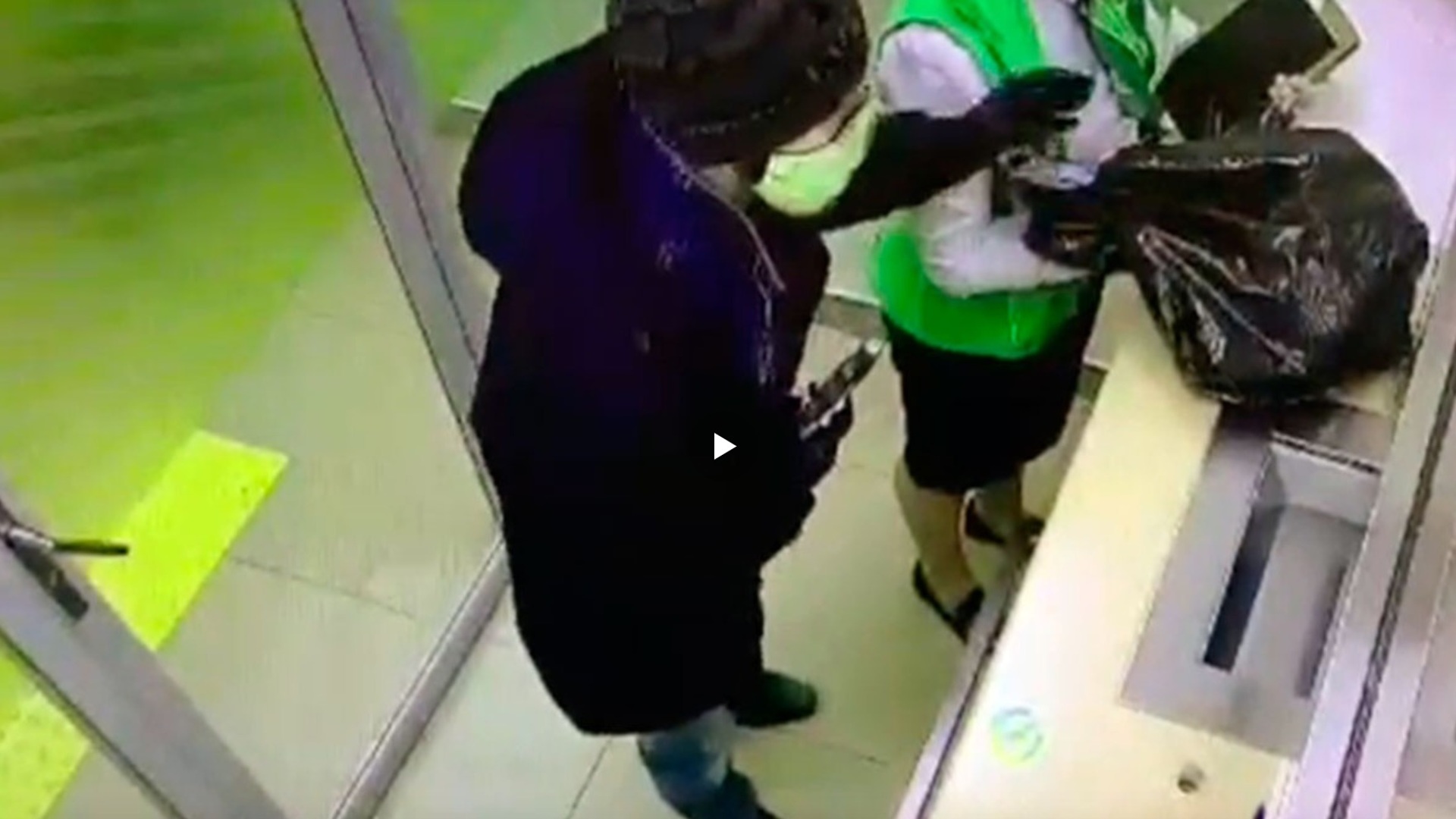 Включи видео ограбление. Ограбление банка в Екатеринбурге. Ограбление банка в Москве вчера.