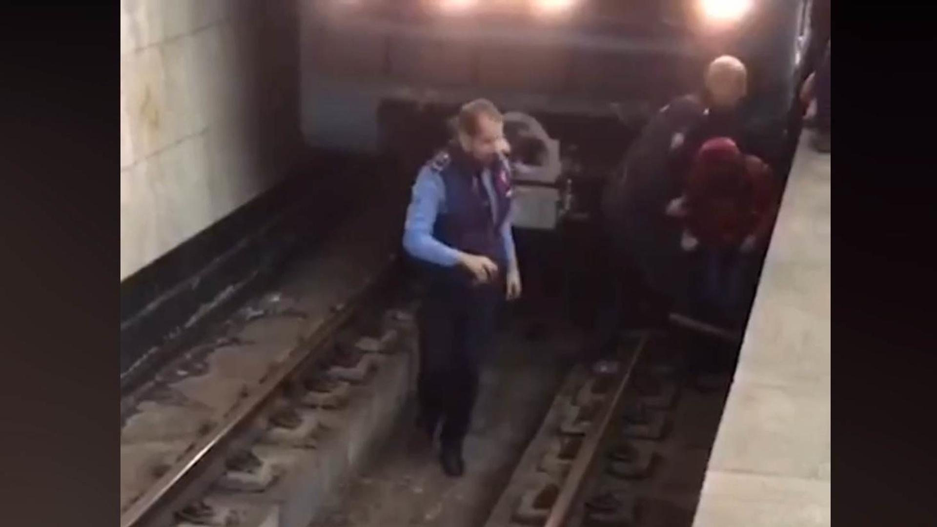 Ребенок упал на рельсы в метро