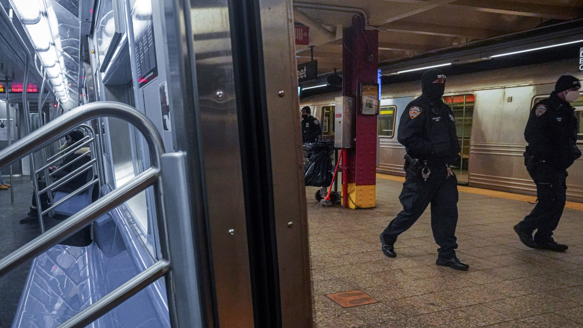 Полицейские нью йорка в метро